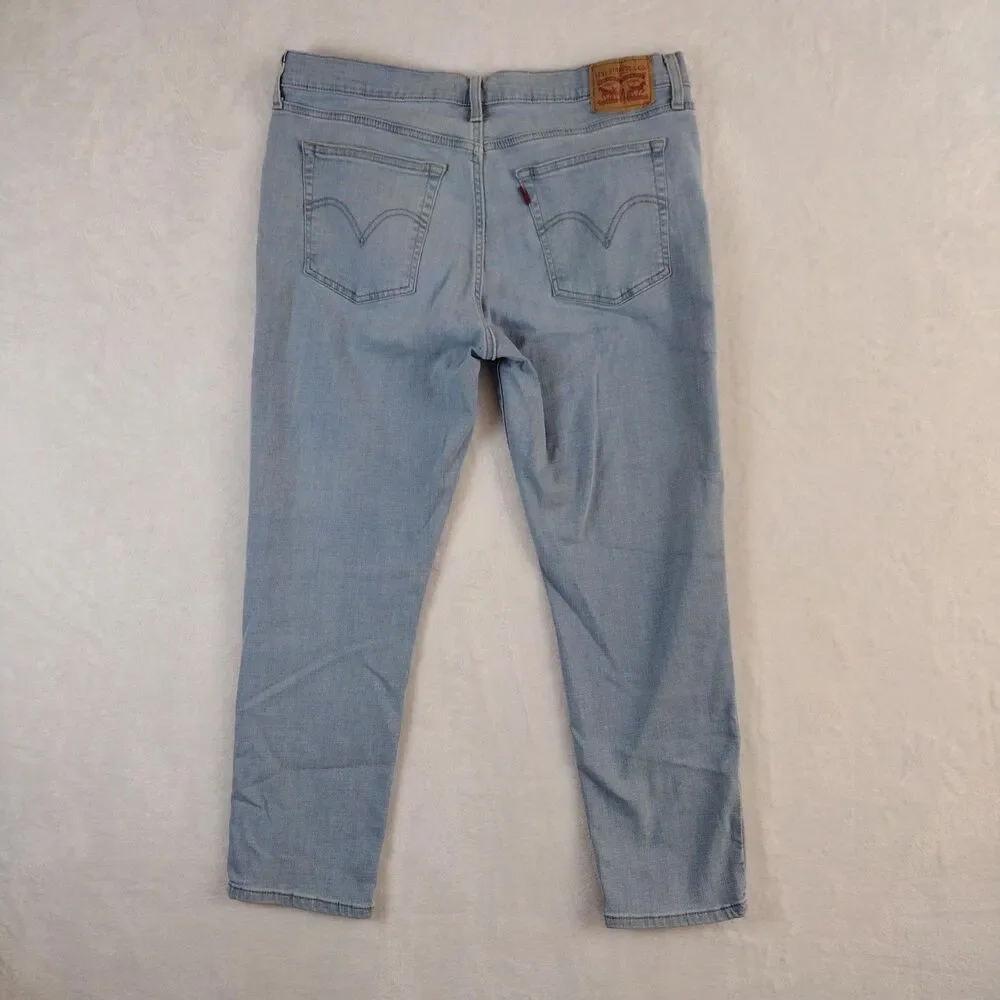 Levi Strauss Boyfriend Jeans Womens Size 32 Light Wash Denim Relaxed Fit Stretch